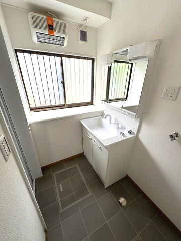 小山市中久喜1丁目の独立洗面台|新品交換済みの洗面化粧台を設置。窓付きで換気もしやすく、朝の身支度も快適です。