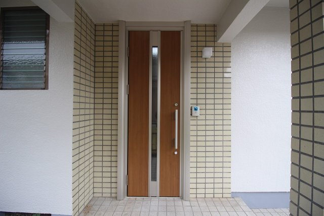 小山市中久喜1丁目の玄関|玄関ドアも交換済み。毎日気持ちよく出入りできる、清潔感あふれる住まいです。