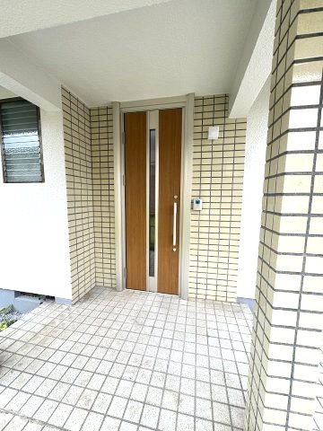 小山市中久喜1丁目の玄関|玄関ドアも交換済み。毎日気持ちよく出入りできる、清潔感あふれる住まいです。