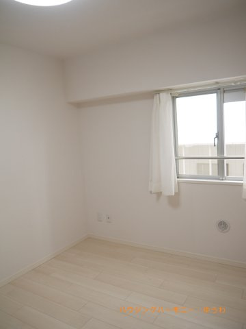 【独立洗面台】 | モンテベルデ六義園 | 身だしなみチェックや歯磨きなど、朝の慌ただしい時間でも余裕とゆとりを感じられる。