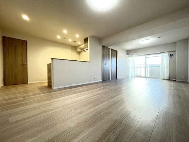 エクセレンス荒江の居間・リビング|あたたかい雰囲気のお部屋なので居心地よく、家族団らんの時間も増えそうですね♪