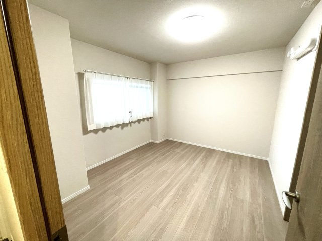 エクセレンス荒江の洋室|お部屋に窓があるので湿気や臭いがこもりにくく、良いですよ♪