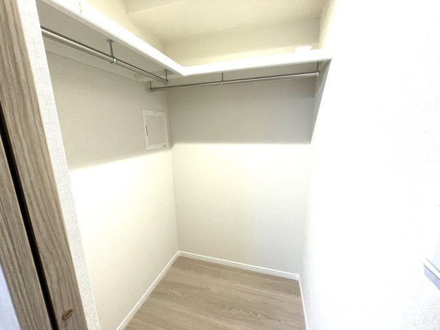 エクセレンス荒江の収納|とてもうれしいウォークインクローゼット付き！お洋服が多い方もきれいに収納できます☆