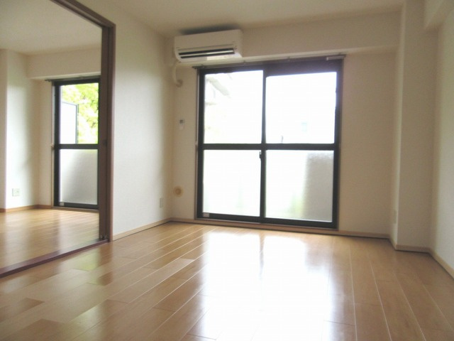 リブェール宝塚Ⅱの居間・リビング