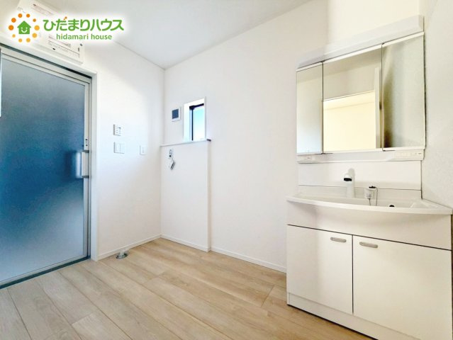 【独立洗面台】 | 鹿嶋市粟生第1　新築戸建　3号棟 | ゆとりの洗面スペースで朝の身支度も快適スムーズに。３面鏡で髪のセットやお化粧もストレスなくこなせ、朝から気分良く通勤通学に向かえそうですね！