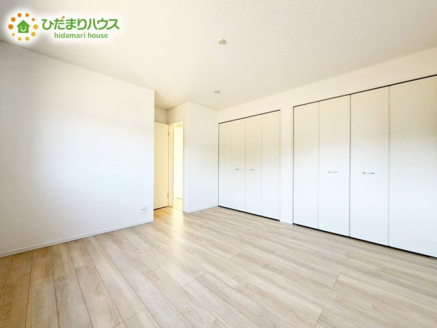 【洋室】 | 鹿嶋市粟生第1　新築戸建　3号棟 | ゆとりのあるクローゼットが付いているので、お部屋もスッキリ片付き、朝の身支度もスムーズにできます。バルコニーと繋がるお部屋ですのでお布団などの大きな洗濯物もそのまま干して便利♪