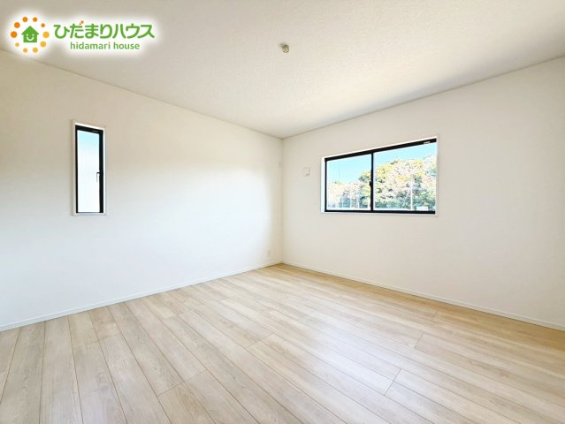 【洋室】 | 鹿嶋市粟生第1　新築戸建　3号棟 | 清々しい朝陽が差し込む寝室は、開放感たっぷりで心をリフレッシュしてくれる特別な住空間。家具の配置を自由に楽しむことで、自分だけの快適な居場所を作り出せます！