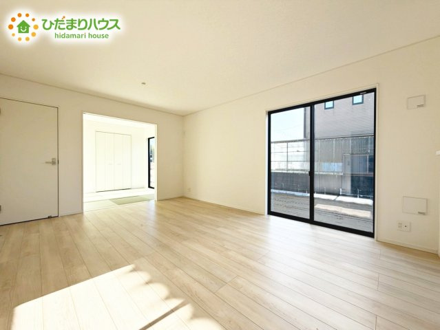 【居間・リビング】 | 鹿嶋市粟生第1　新築戸建　3号棟 | ホワイトを基調としたLDKは、明るく上品な心地よさを演出してくれます。空間に広がりをもたらし、より一層広く感じさせてくれます。