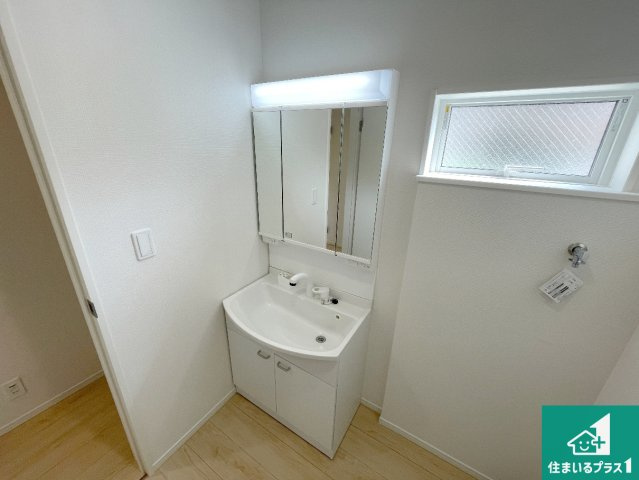 枚方市渚本町　第1期　新築一戸建ての独立洗面台|清潔感のある洗面台です。フラットな鏡は掃除がしやすく毎日清潔！鏡裏には収納があるのでスッキリとした洗面台が保てます。