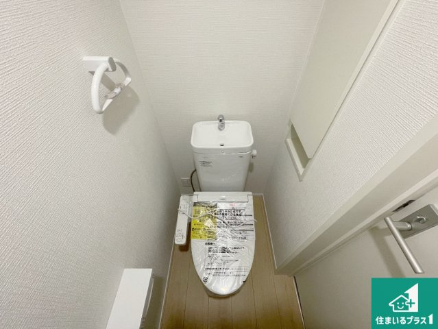 枚方市渚本町　第1期　新築一戸建てのトイレ|1・2階の2ヶ所にあるので、朝の忙しい時間の順番待ちもなく、深夜の利用にも大変便利です。