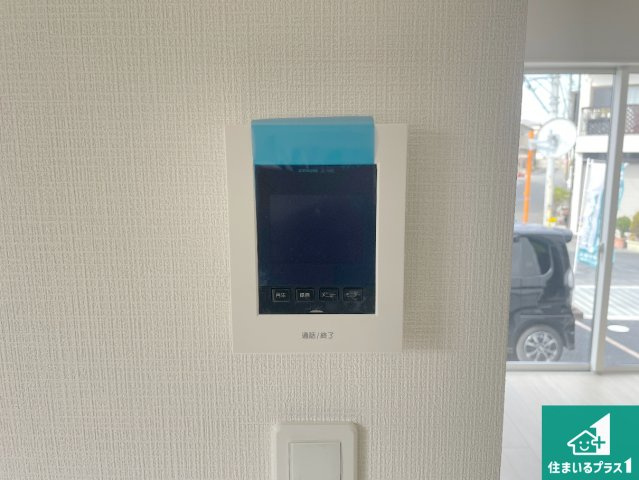 枚方市渚本町　第1期　新築一戸建ての防犯設備|カラーモニターインターホン！声だけでなく来訪者の姿や顔がモニターで確認できるので、小さなお子様がいらっしゃるご家庭でも安心できます！