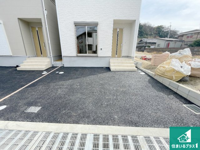 枚方市渚本町　第1期　新築一戸建ての駐車場|並列２台駐車可能！ゆとりの駐車スペースで車庫入れもスムーズ！