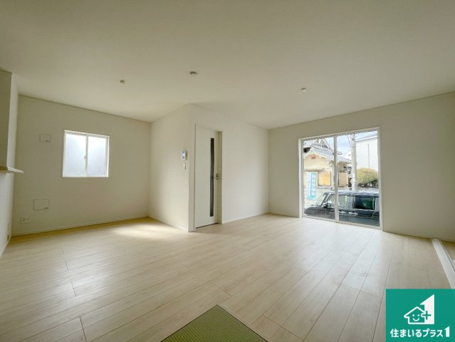 枚方市渚本町　第1期　新築一戸建ての居間・リビング|日当たり良好の明るいリビングで朝の目覚めもスッキリできそう！対面キッチンでご家族のコミュニケーションも自然と増える設計！小さなお子様が遊ぶスペースを作っても広々とくつろげるLDK！