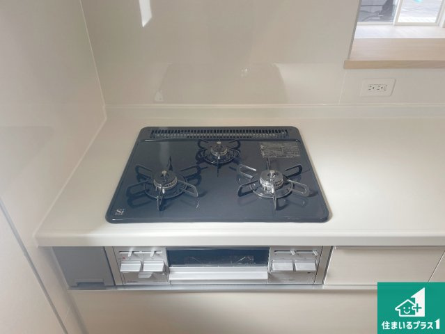 枚方市渚本町　第1期　新築一戸建ての設備|ダブル高火力Ｓｉセンサー付きコンロ！３口あるので、まとめて料理をする時も大活躍！