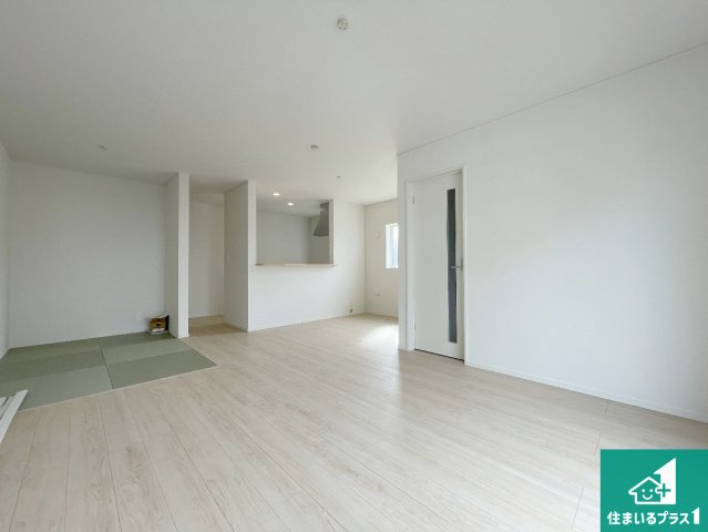 枚方市渚本町　第1期　新築一戸建ての居間・リビング|シンプルなリビングは、観葉植物等のインテリアを楽しめますね！パパ好みにも、ママ好みにも家具次第で雰囲気を変えることができます！