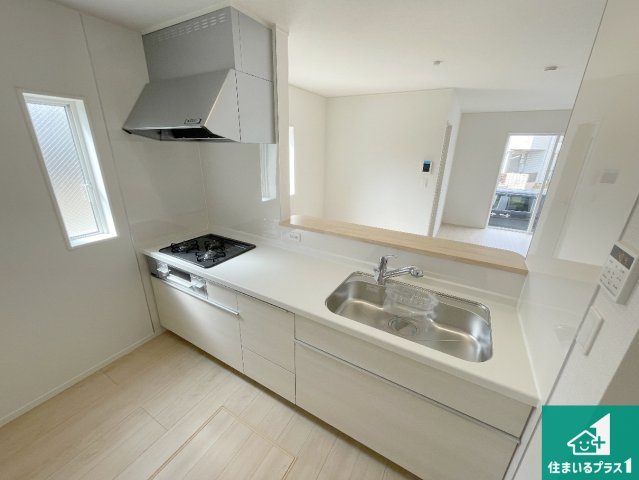 枚方市渚本町　第1期　新築一戸建てのキッチン|リビングと統一感があり、使い勝手のいいキッチン。広々としているので、二人並んで作業が出来ちゃいます。お子様と一緒に色々なお料理に挑戦できるスペースがあります。