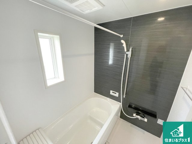 枚方市渚本町　第1期　新築一戸建ての浴室|足をゆったり伸ばして寛げる浴槽です。窓が設けられていますので差し込む光が明るく穏やかな雰囲気にしてくれます♪浴室乾燥機も設置しているので、雨の日の洗濯物も安心です♪