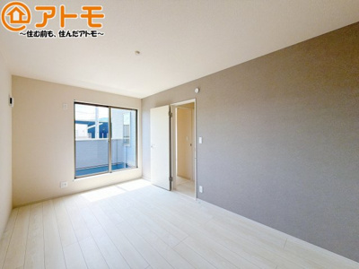 【寝室】 | 駿河区下川原五丁目10期　新築戸建　5号棟 | アクセントクロスが印象的なお部屋です。お気に入りの家具に囲まれてゆったり過ごしたいですね♪