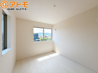 【子供部屋】 | 駿河区下川原五丁目10期　新築戸建　5号棟 | 壁と床がシンプルな色合いだからこそ自分だけの空間を作れます♪お部屋作りのイメージは順調でしょうか♪