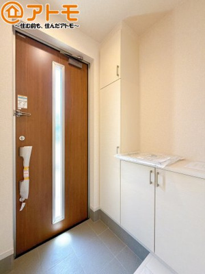 【玄関】 | 駿河区下川原五丁目10期　新築戸建　5号棟 | 玄関は収納付きで使い勝手良好♪見た目もすっきり♪