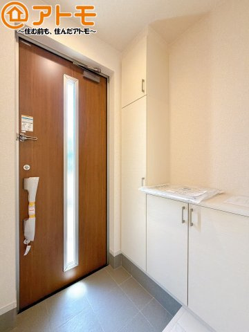 【玄関】 | 駿河区下川原五丁目10期　新築戸建　5号棟 | 玄関は収納付きで使い勝手良好♪見た目もすっきり♪