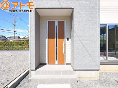 【玄関】 | 駿河区下川原五丁目10期　新築戸建　5号棟 | 落ち着いた色合いの玄関はダブルロックで防犯性に優れた仕様になっています♪