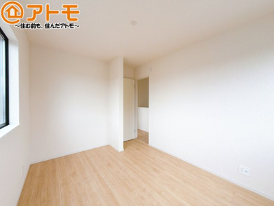 【子供部屋】 | 駿河区下川原五丁目10期　新築戸建　1号棟 | 壁と床がシンプルな色合いだからこそ自分だけの空間を作れます♪お部屋作りのイメージは順調でしょうか♪