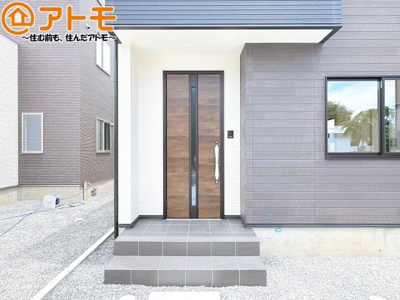 【玄関】 | 駿河区下川原五丁目10期　新築戸建　1号棟 | 落ち着いた色合いの玄関はダブルロックで防犯性に優れた仕様になっています♪
