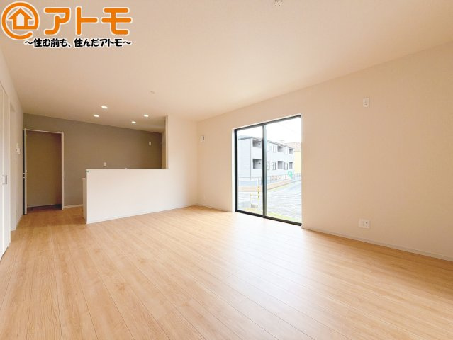 【居間・リビング】 | 駿河区下川原五丁目10期　新築戸建　1号棟 | 家族団らんのイメージは、リビングを思い浮かべませんか？リビングこそ広々としたお部屋が良いですね♪