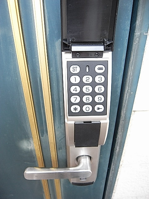 パストラル小山の玄関|電子ロックなので鍵を持ち歩く必要がありません♪