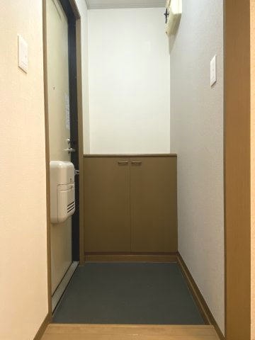 ハイカムール保戸野Aの玄関