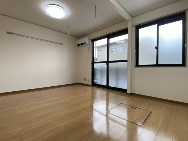 ハイカムール保戸野Aの居間・リビング|LDK11帖