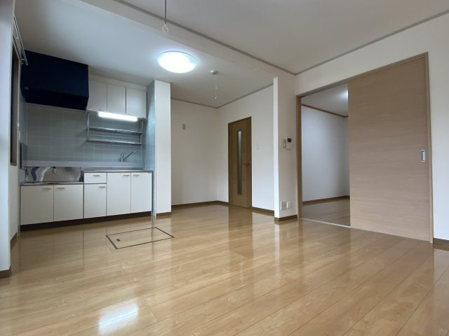 ハイカムール保戸野Aの居間・リビング|LDK11帖