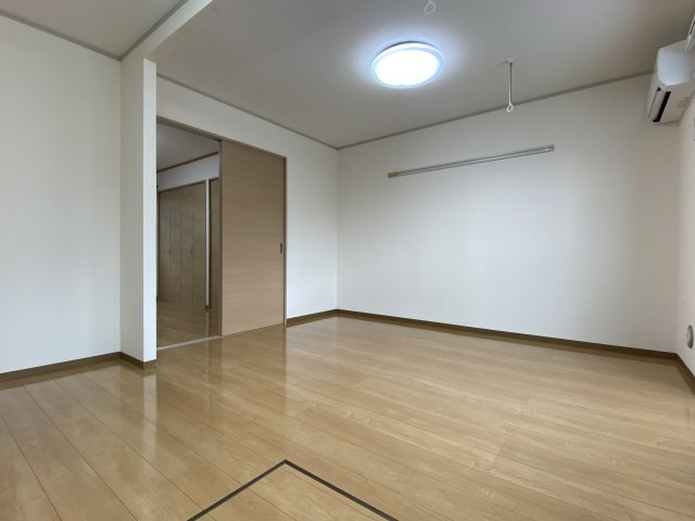 ハイカムール保戸野Aの居間・リビング|LDK11帖