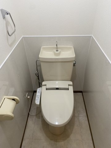 ハイカムール保戸野Aのトイレ|温水洗浄便座