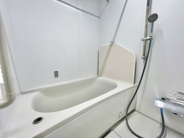 長久手市岩作中島戸建の浴室|築浅ならではの美しさが魅力。丁寧に使用されており、気持ちよくお使いいただけるユニットバスです。
