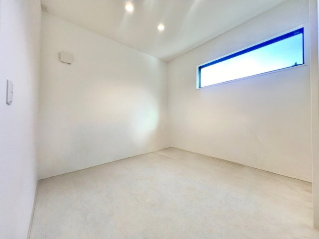 長久手市岩作中島戸建の洋室|白を基調とした明るく清潔感のある居室。1階LDKと居住空間を分けた使いやすい間取りです。 ※画像加工による家具消去をおこなっております。実際の室内とは異なることがあります。
