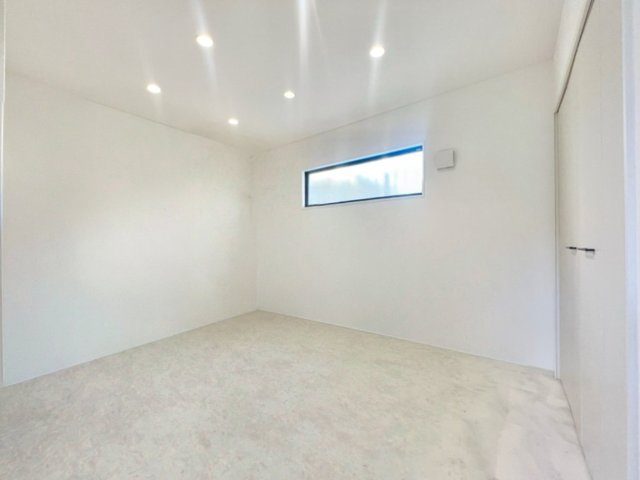長久手市岩作中島戸建の洋室|白を基調とした明るく清潔感のある居室。1階LDKと居住空間を分けた使いやすい間取りです。 ※画像加工による家具消去をおこなっております。実際の室内とは異なることがあります。