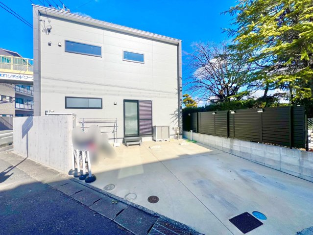 長久手市岩作中島戸建の外観|南向きで陽当たり良好。隣地は学校のため開放感があり、商用利用にもおすすめの立地です。