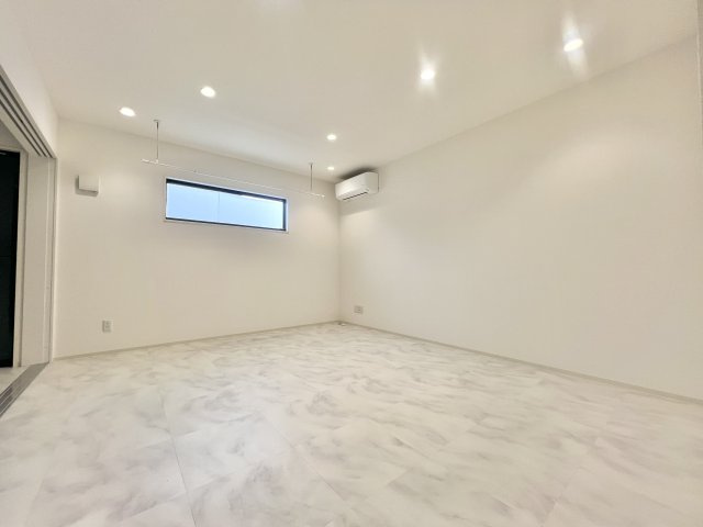 長久手市岩作中島戸建の居間・リビング|引き戸を閉めれば空間を分けて利用可能。来客対応や事務所スペースとしても活用できます。