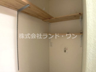 【その他】 | 東村山市多摩湖町4丁目 | 洗濯機置場にある収納