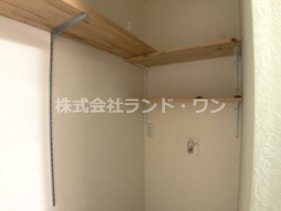 【その他】 | 東村山市多摩湖町4丁目 | 洗濯機置場にある収納