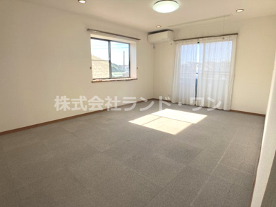 【洋室】 | 東村山市多摩湖町4丁目 | 約14.2帖の広々とした洋室