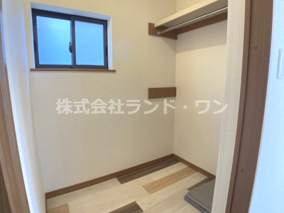 【収納】 | 東村山市多摩湖町4丁目 | 約14.2帖の洋室にあるウォークインクローゼット