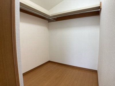 【収納】 | 東村山市多摩湖町4丁目 | 約7.75帖の洋室にあるウォークインクローゼット