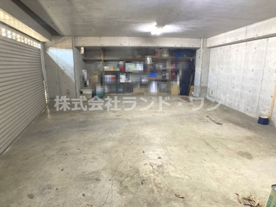 【駐車場】 | 東村山市多摩湖町4丁目 | 電動シャッター付の車庫２台可(車種による)