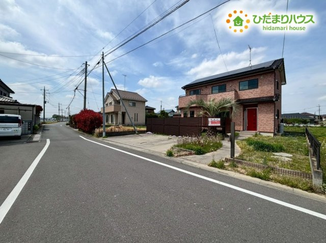 鴻巣市大芦　中古一戸建ての前面道路含む現地写真