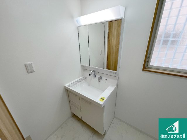 西宮市青木町　中古一戸建ての独立洗面台|清潔感のある洗面台です。フラットな鏡は掃除がしやすく毎日清潔！鏡裏には収納があるのでスッキリとした洗面台が保てます。