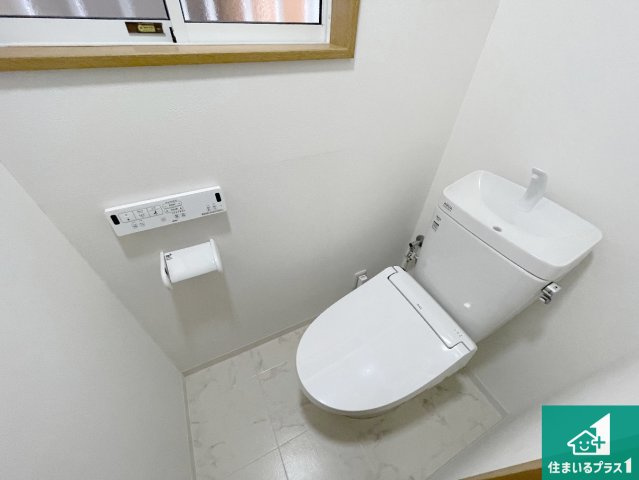 西宮市青木町　中古一戸建てのトイレ|1・2階の2ヶ所にあるので、朝の忙しい時間の順番待ちもなく、深夜の利用にも大変便利です。