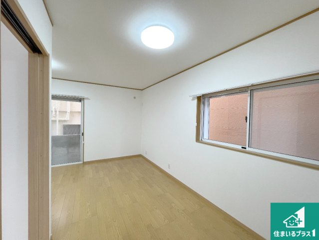 西宮市青木町　中古一戸建ての居間・リビング|日当たり良好の明るいリビングで朝の目覚めもスッキリできそう！対面キッチンでご家族のコミュニケーションも自然と増える設計！小さなお子様が遊ぶスペースを作っても広々とくつろげるLDK！